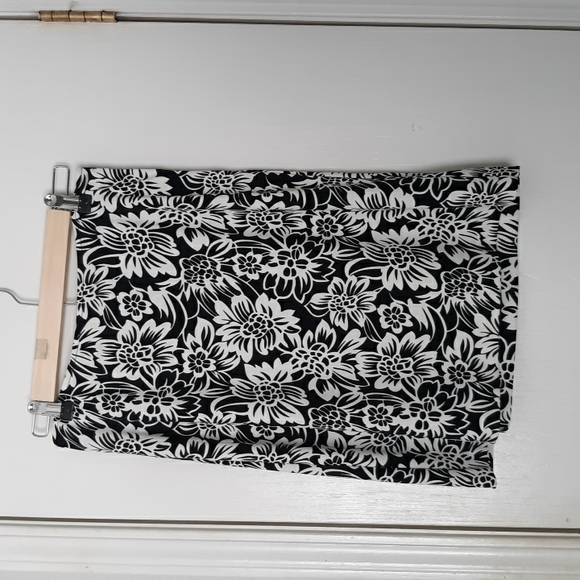 Tahari Black & White Floral Design Side Zip Mini Skirt sz 2 - Picture 1 of 5